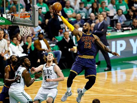 LeBron James (23) nostamassa palloa koriin Boston Celticsiä vastaan.