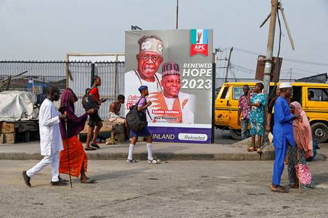 Vaalimainos kadunvarressa Lagosissa Nigeriassa tammikuun lopussa. 