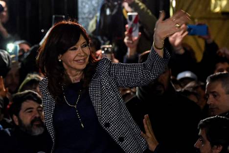 Argentiinan varapresidentti tervehti kannattajiaan asuntonsa ulkopuolella 29. elokuuta Buenos Airesissa.