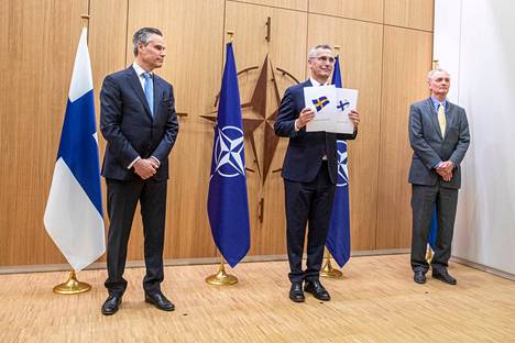 Suomen Nato-suurlähettiläs Klaus Korhonen ja hänen  ruotsalainen kollegansa Axel Wernhoff jättivät keskiviikkona 18. toukokuuta jäsenyyshakemukset Naton pääsihteerille Jens Stoltenbergille.