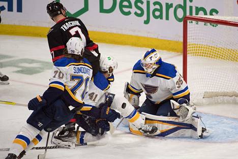 St. Louis Bluesin maalivahti Ville Husso tyssää Ottawa Senators Brady Tkachukin maaliyrityksen.
