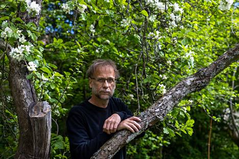 Kirjailija, ympäristöaktivisti ja tiedetoimittaja Risto Isomäki kotipihassaan Helsingin Malmilla. Hän asuu ison osan vuodesta Hangossa. 