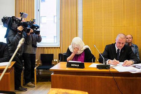 Kuopiolaisnainen kiisti oikeudessa murhasyytteet. Oikealla epäillyn asianajaja Harri Tuure.