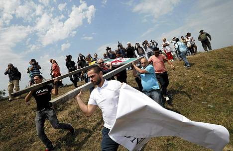 Mielenosoittajat poistivat rajakyltin Etelä-Ossetian ja Georgian rajalla Khurvaletin kylässä 14. heinäkuuta. 
