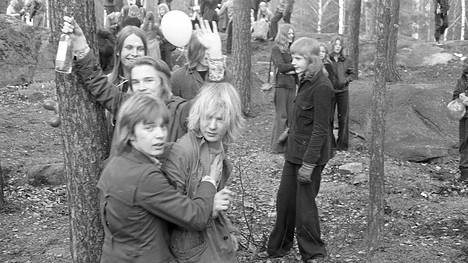 ”Vallarit” eli Mäntyviidan ja Menninkäisentien välissä sijaitseva Käpälämäki oli suosittu nuorison kokoontumispaikka. Kuva on otettu vappuna 1972. Robert Ramberg on kuvassa ilmapallon vieressä vasemmalla.