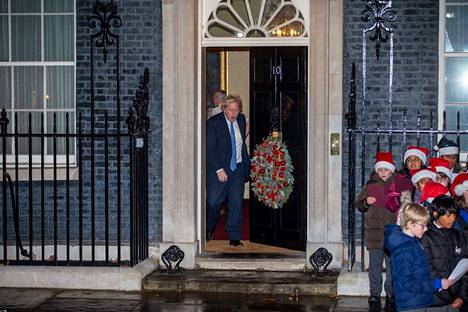 Britannian pääministeri Boris Johnson osoitteessa Downing Street 10 sijaitsevan pääministerin virka-asunnon ovella 1. joulukuuta 2021. Kyseessä oli jouluvalojen sytyttämistapahtuma.