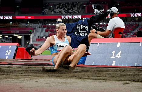 Kristiina Mäkelä hyppää Tokion olympialaisten finaalissa.