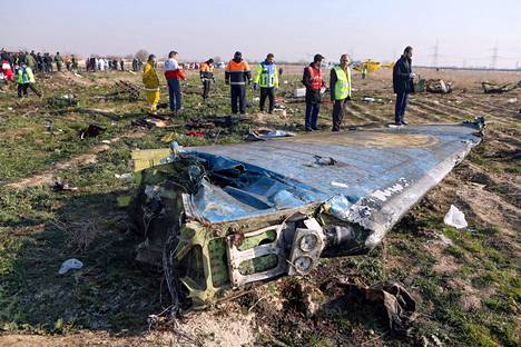 Pelastajat ja viranomaiset tutustuivat torstaina 8. tammikuuta aamulla pudonneen matkustajalento PS752:n jäänteisiin. Yhdysvaltojen mukaan ukrainalaisen lentoyhtiön lennon pudotti Iranin ohjus. Kaikki lennolla olleet 176 ihmistä kuolivat.