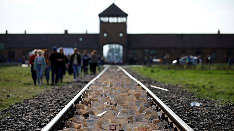 Holokaustin uhrit perheineen saavat miljoonakorvaukset Hollannin rautatieyhtiöltä