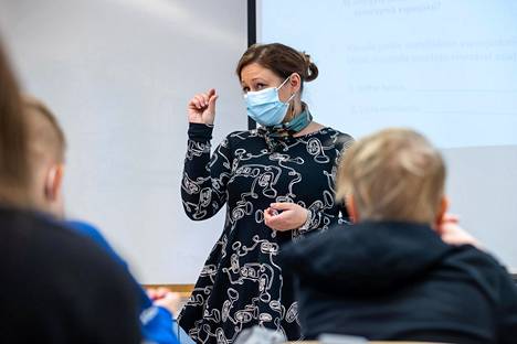 Vantaalainen opettaja Nelli Akkola sanoo, että on jo tottunut maskeihin opetustilanteissa. Akkola opettaa espanjaa ja käsityötä.