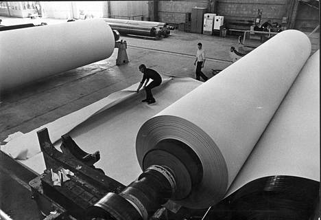 Yli 100 000 tonnia joko sanoma- tai aikakauslehtipaperia pystytään valmistamaan Voikkaan paperitehtaan paperikone 18:lla.