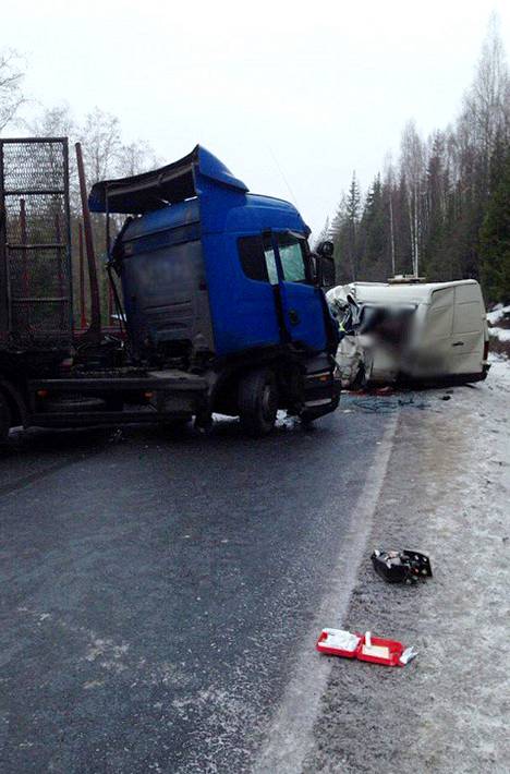 Minibussi suistui liukkaalla tiellä päin tukkirekkaa Venäjän Karjalassa lauantaiaamuna. Venäjän hätätilaministeriö julkaisi onnettomuudesta valokuvan. Ministeriö on sumentanut kuvan yksityiskohtia.