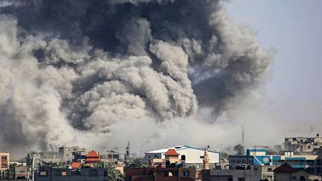Savua tuprutti Rafahin yllä maanantaina Israelin pommitusten jälkeen.