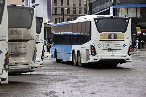 Linja-autoja Helsingin keskustassa Elielin aukiolla 27. helmikuuta 2023.