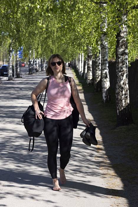 Ella Kinnunen käveli paljain jaloin kohti Hietaniemen rantalentopallokenttiä.