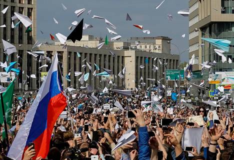 Protesters flew paper airplanes in Moscow in April 2018. At that time, Russia tried to prevent Russians from accessing the Telegram service.