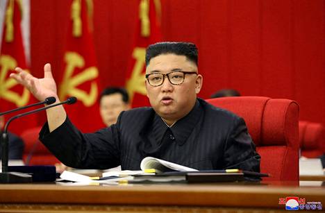 Pohjois-Korean johtaja Kim Jong-un puhui työväenpuolueen täysistunnossa tiistaina. Kuvan julkaisi maan virallinen uutistoimisto KCNA. 