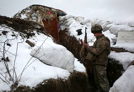 Ukrainalainen sotilas tarkasti asettaan itäisessä Luhanskissa tammikuun 21. päivänä.