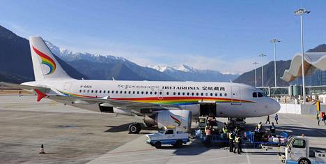 Tibet Airlinesin matkustajakone Nyingchin lentokentällä Kiinassa. Yhtiö avaa huhtikuussa ympärivuotisen yhteyden Helsingistä Jinaniin Itä-Kiinaan.