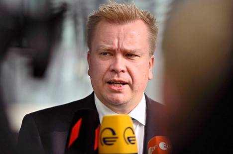 Puolustusministeri Antti Kaikkonen puhui tiedotustilaisuudessa Brysselissä keskiviikkona.