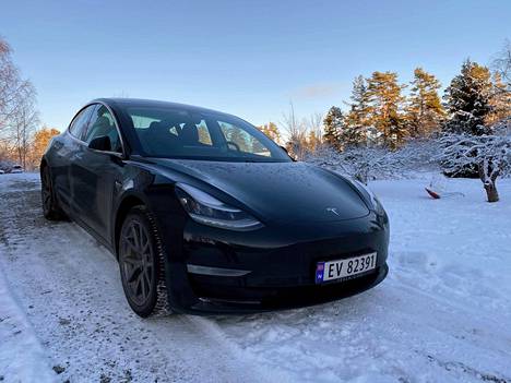 Tieliikenteen etujärjestön OFV:n mukaan sähköajoneuvojen osuus Norjassa myydyistä uusista autoista oli 54 prosenttia vuonna 2020. Kuvassa Nesoddenissa tammikuun alussa kuvattu Tesla.