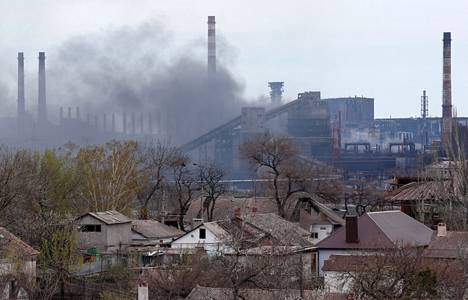 Pommitetulta Azovstalin tehdasalueelta kohosi torstaina savu.