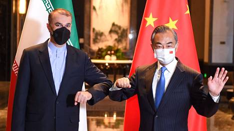 Iranin ulkoministeri Hossein Amir Abdollahian (vas.) ja Kiinan ulkoministeri Wang Yi poseerasivat valokuvaajille perjantaina Wuxin kaupungissa Kiinassa.