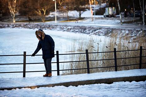 Liukasta keliä on riittänyt tänä talvena viikkokausiksi. Jalankulkija tarvitsi tukea  Helsingin Töölössä myös tammikuussa.