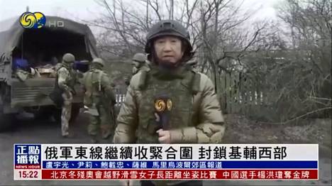 Phoenix-televisioaseman toimittaja Lu Yuguang raportoi venäläisten sotilaiden viereltä Ukrainasta.
