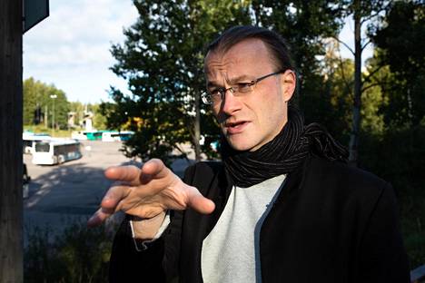 Arkkitehti Jari Lonka kertoo, millaiseksi asuinalueeksi hänen takanaan oleva bussivarikko Hakunilassa voi muuttua.