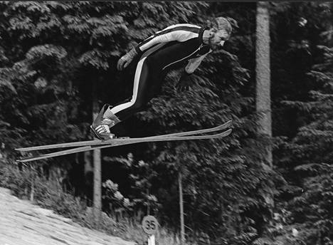 Mäkihypyn välineet ja varusteet olivat hieman vaatimattomampia 1970-luvulla. Kuvassa Tapio Räisänen hyppää kesällä 1978.