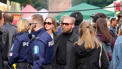 Poliisi partioi sunnuntai-iltana Ravintolapäivän tapahtumassa Helsingin Esplanadilla.