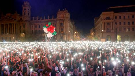 Kymmenettuhannet osoittivat mieltään Orbánia vastaan Unkarissa