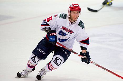 Ranskalaispuolustaja Yohann Auvitu jatkaa uraansa KHL-seura Neftehimik Nižnekamskissa. Kuva kevään 2016 finaaleista.
