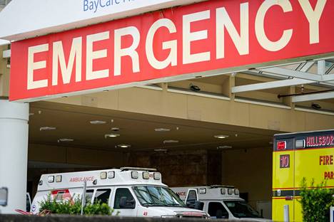 Ambulansseja sairaalan edustalla Floridassa Yhdysvalloissa.