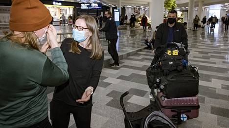 Veera Petri (vas.) oli ystäväänsä Sara Eklundia vastassa, kun tämä saapui Helsinki-Vantaan lentoasemalle. Takana Eklundin mies Michael Carrozzo.