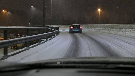 Autoilijoita kehotetaan tänään valppauteen liikenteessä huonon ajokelin vuoksi Etelä-Suomessa.