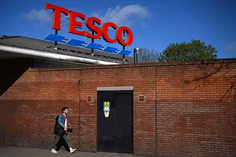 Britannian suurin kauppaketju Tesco ilmoitti huhtikuussa tuloksen heikkenemisestä. Inflaatio on nostanut hintoja, ja kuluttajat vieroksuvat entistä kalliimpia tuotteita.