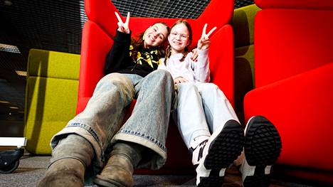 10-vuotias Elina Mieskonen (oikealla) haastatteli Mirellaa Sanomatalolla.