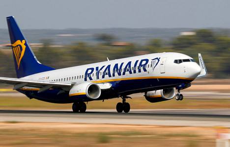 Irlantilaisyhtiö Ryanairin lentokone lähdössä Palma de Mallorcan lentoasemalta vuonna 2018 ennen pandemiaa.