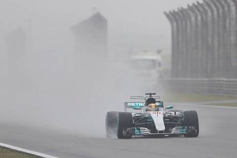 Lewis Hamilton yritti ajaa sumun keskellä, mutta harjoitus jäi kesken.