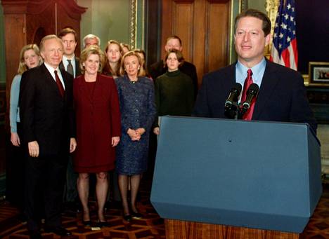 Yhdysvaltain presidentiksi pyrkinyt varapresidentti, demokraatti Al Gore tunnusti tappionsa Yhdysvaltain presidentinvaaleissa 13. joulukuuta 2000, runsas kuukausi vaalipäivän jälkeen.