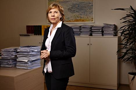 Rkp:n puheenjohtaja Anna-Maja Henriksson kuvattiin työhuoneessaan oikeusministeriössä.