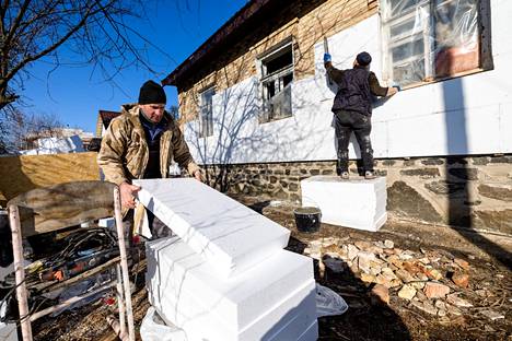 Vasili Podik ja Sasha Doutšik remontoivat taloa Butšan pahamaisella taistelupaikalla. 