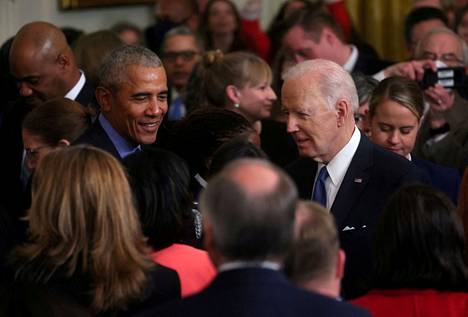 Entinen presidentti Barack Obama ja nykyinen presidentti Joe Biden Valkoisessa talossa huhtikuussa.