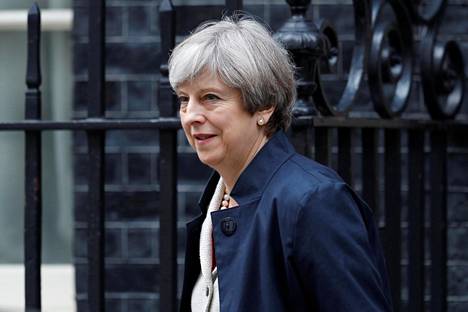 Britannian pääministeri Theresa May Downing Streetillä torstaina. Läpimeno oli helpotus Maylle, joka hävisi kesäkuun alun parlamenttivaalit ja menetti samalla enemmistön parlamentissa.