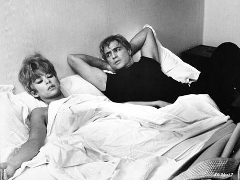 Morenon ja Marlon Brandon suhde kesti kahdeksan vuotta. Kuva yhteisestä elokuvasta Yö ilman armoa vuonna 1968.