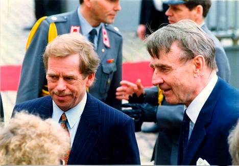 Presidentit: Václav Havel Suomessa Mauno Koiviston vieraana toukokuussa 1991.