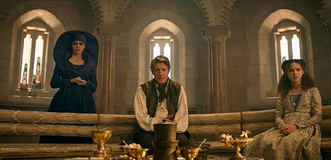 Hugh Grant (kesk.) esittää Forge-roistoa, Daisy Head (vas.) hänen neuvonantajaansa Sofina-velhoa ja Chloe Coleman (oik.) päähenkilö Edginin tytärtä Kiraa.
