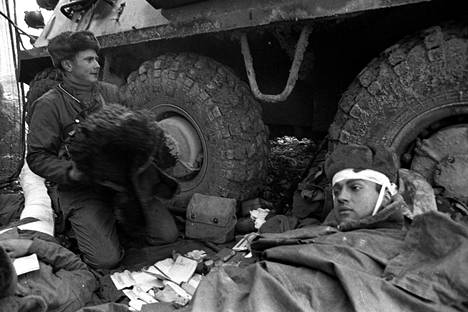 Haavoittuneet neuvostosotilaat odottavat kotiinpaluuta Afganistanissa keväällä 1989.